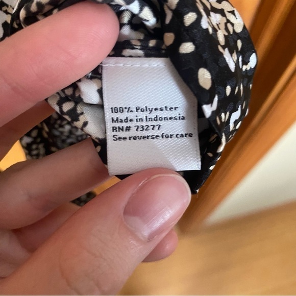 XS Like New Nine West Tie Front Patterned Buttoned Blouse - Picture 5 of 5